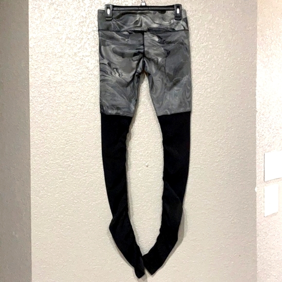 ALO Yoga Black Marble Goddess legging size S (4-6) - Picture 4 of 12